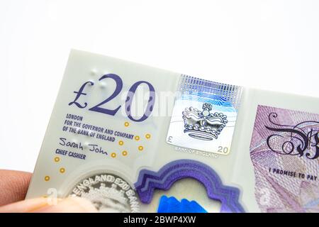 Banconote da 20 sterline. Angolo della pila. Nuovi soldi britannici dei polimeri. Foto macro. Foto Stock