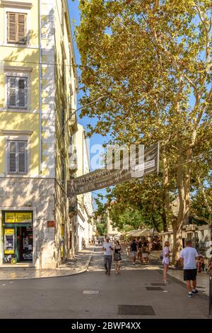 Turisti a piedi lungo Ulica kralja Tomislava nel centro storico di Spalato Foto Stock