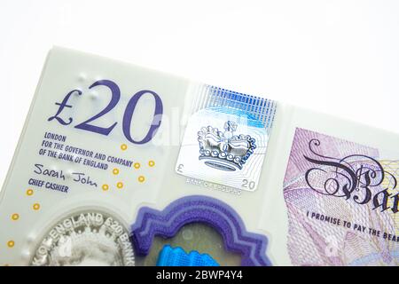 Banconote da 20 sterline. Angolo della pila. Nuovi soldi britannici dei polimeri. Foto macro. Foto Stock