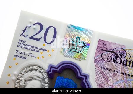 Banconote da 20 sterline. Angolo della pila. Nuovi soldi britannici dei polimeri. Foto macro. Foto Stock