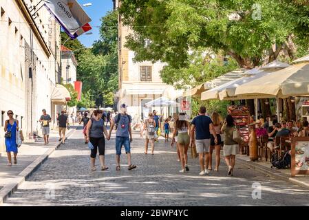 Turisti a piedi lungo Ulica kralja Tomislava nel centro storico di Spalato Foto Stock