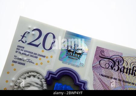 Banconote da 20 sterline. Angolo della pila. Nuovi soldi britannici dei polimeri. Foto macro. Foto Stock