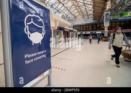 London- Covid 19 Social Distancing Signs alla stazione Victoria di Londra Foto Stock