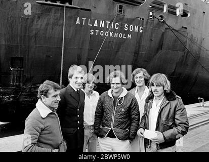 FOTO DI NOTIZIE AJAX. 1979. LIVERPOOL, INGHILTERRA - EQUIPAGGIO FRANCESE DI YACHT SALVATO - (L-R) GILLES PERNET, CAPT. S. SJOEBERG, JAQUES ARESTAN, OLIVIER KERSAUZON, DANIEL WLOSCZCOWSKI E YANNIK TRANCART, SONO STATI SALVATI DALLA NAVE PORTACONTAINER SVEDESE ATLANTIC SONG QUANDO IL LORO TRIMARANO KRITER IV HA ROTTO 6 GIORNI FUORI DA NEW YORK MENTRE DE KERSAUSON E IL SUO EQUIPAGGIO STAVANO TENTANDO UN NUOVO RECORD TRANSTALANTIC SAILING. FOTO:FOTO DI NOTIZIE AJAX. RIF;1979 109 Foto Stock