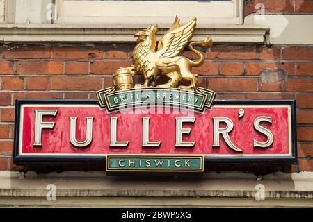 Fuller's Brewery firma- UNA fabbrica di birra londinese con sede a Chiswick Foto Stock