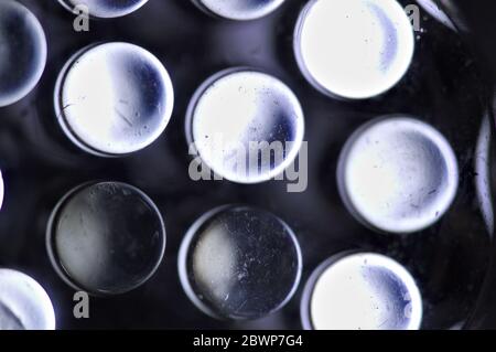 Immagine molto ravvicinata di led a luce bianca che azionano una torcia domestica Foto Stock