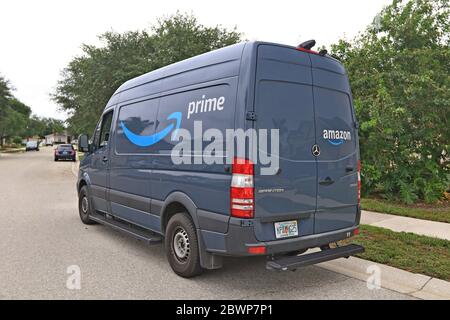 Bradenton, FL, 16/04/2020: Il pulmino Amazon prime è parcheggiato in una comunità residenziale mentre il conducente sta effettuando una consegna. Foto Stock