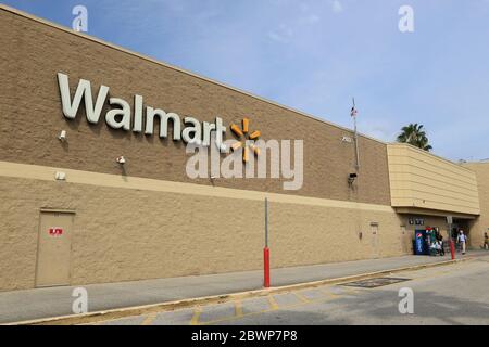 Bradenton, FL, 4/17/2020: Vista su una parete esterna di un negozio Walmart. Foto Stock