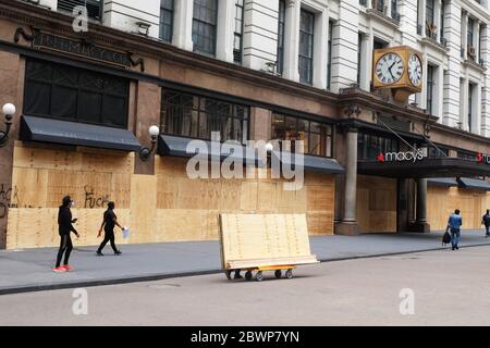 Macy's sale le sue finestre dopo una notte di saccheggi e vandalismo dopo la morte di george floyd da parte di agenti di polizia in Minnesota. 6.1.20 Foto Stock