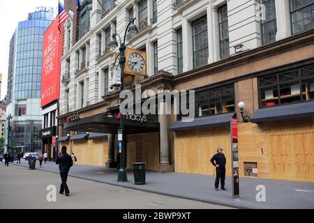 L’ingresso e le finestre del grande magazzino di Macy sono saliti dopo essere stati saccheggiati la notte prima. Vandali e saccheggiatori stanno usando le proteste sulla morte di George Floyd come un'opportunità per causare il caos. Herald Square, Manhattan, New York City, USA 2 giugno 2020 Foto Stock