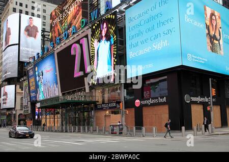 Le finestre dei negozi di Times Square si sono imbarcate dopo un'altra notte di vandalismo e saccheggiatori che stanno usando le proteste sulla morte di George Floyd come un'opportunità per causare caos. Manhattan, New York City, USA 2 giugno 2020 Foto Stock