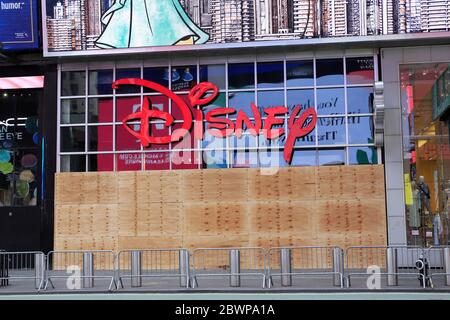 Le finestre del negozio Disney di Times Square si sono imbarcate dopo un'altra notte di vandalismo e saccheggiatori che stanno usando le proteste sulla morte di George Floyd come un'opportunità per causare caos. Manhattan, New York City, USA 2 giugno 2020 Foto Stock