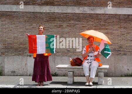 Roma, Italia. 02 giugno 2020. I manifestanti Orange Vests (Gilet Arancioni) partecipano a una protesta contro il governo italiano. Il movimento Orange Vests riunisce diversi gruppi di teorici del complotto, simpatizzanti dell'estrema destra e persone comuni che soffrono l'impatto economico del blocco imposto dal governo per frenare la pandemia del Covid-19. Credit: Riccardo De Luca - Update Images/Alamy Live News Foto Stock