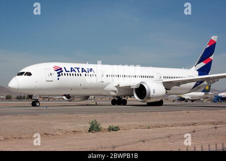 Santiago, Cile. 20 Marzo 2019. Una LATAM Airlines Boeing 787-9 Dreamliner che tassava all'aeroporto di Santiago. Credit: Fabrizio Gandolfo/SOPA Images/ZUMA Wire/Alamy Live News Foto Stock