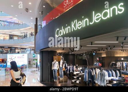 Hong Kong, Cina. 29 maggio 2020. Multinazionale americana di moda Calvin Klein Jeans negozio a Hong Kong. Credit: Budrul Chukrut/SOPA Images/ZUMA Wire/Alamy Live News Foto Stock