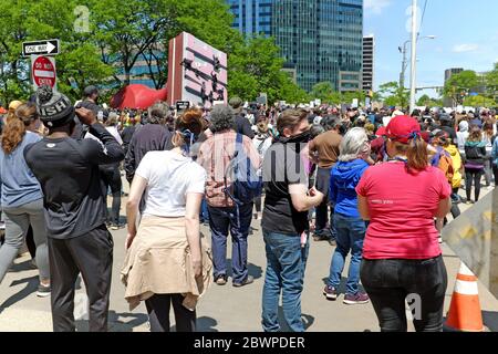 Il più grande francobollo di gomma del mondo è scalato da Antifa nel Willard Park a Cleveland, Ohio durante il raduno del movimento Black Lives Matter. Foto Stock