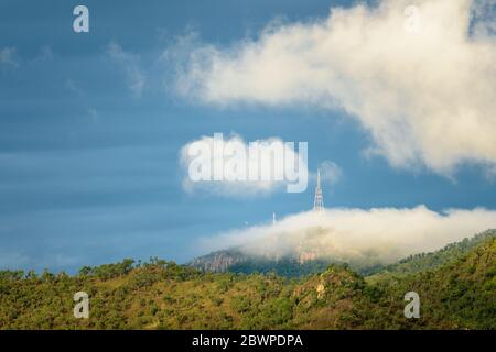 Monte Stuart con torri di telecomunicazioni che si trovano a Townsville, Queensland, Australia. Foto Stock