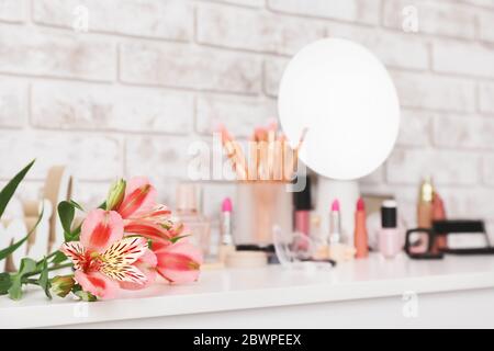 Set di cosmetica decorativa sul tavolo Foto Stock