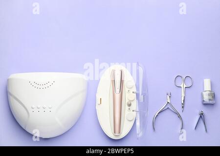 Forniture per manicure su sfondo a colori Foto Stock