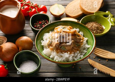 Gustoso stroganoff di manzo e riso in ciotola sul tavolo Foto Stock