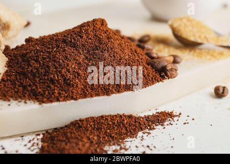 Cumulo di caffè in polvere sul tavolo, primo piano Foto Stock
