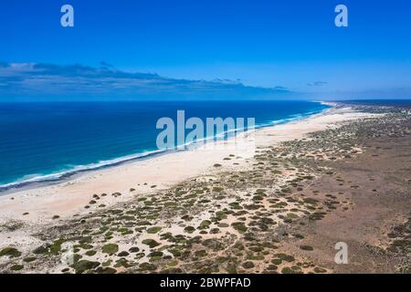 Vista aerea della spiaggia e della strada all'inizio del Grande tramonto australiano sul lato occidentale dell'Australia Foto Stock