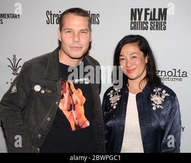 5 aprile 2017, Los Angeles, California, USA: Shepard Fairey e Amanda Fairey arrivano per la prima di 'HOT! Il Mantra psico-spirituale del Rock si è tenuto presso i Pacific Theaters di Los Angeles, California, al Grove il 5 aprile 2017. (Immagine di credito: © Billy Bendight/ZUMA Wire) Foto Stock