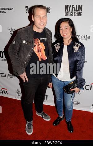 5 aprile 2017, Los Angeles, California, USA: Shepard Fairey e Amanda Fairey arrivano per la prima di 'HOT! Il Mantra psico-spirituale del Rock si è tenuto presso i Pacific Theaters di Los Angeles, California, al Grove il 5 aprile 2017. (Immagine di credito: © Billy Bendight/ZUMA Wire) Foto Stock