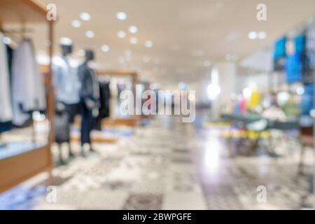 Immagine astratta del bokeh del centro commerciale e delle persone che camminano per l'uso in background. Foto Stock