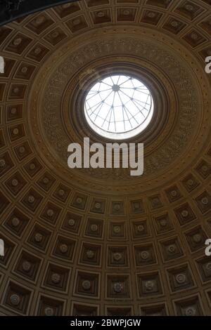 Città del Vaticano, Vaticano - 20 maggio 2019: Veduta del soffitto a volta emisferico della Sala rotonda del Museo Pio Clementino nei Musei Vaticani Foto Stock