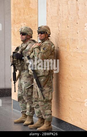 Los Angeles, Stati Uniti. 02 giugno 2020. Los Angeles, CA - 2 giugno 2020: La National Guard pattugliò Hollywood Boulevard durante la protesta George Floyd Black Lives Matter il 2 giugno 2020 su Hollywood Blvd a Los Angeles, California. Credito: MSU Studio/l'accesso alle foto. Credito: L'accesso fotografico/Alamy Live News Foto Stock