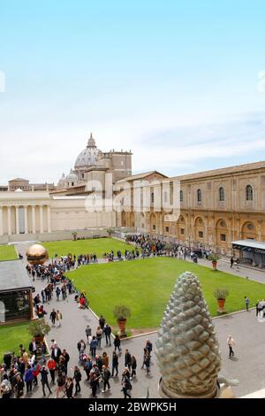 Città del Vaticano, Vaticano - 20 maggio 2019: Cortile del cono Pino (cortile della Pigna) attraverso una finestra dei Musei Vaticani Foto Stock