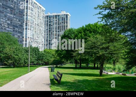 Green Grass e Tree Lined Path a Edgewater Chicago con Edifici residenziali durante l'estate Foto Stock