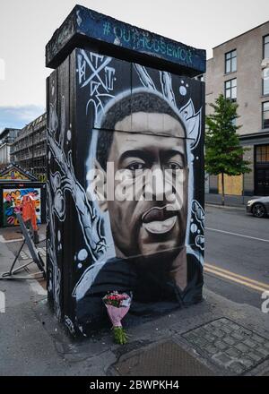 Manchester, Regno Unito. 02 giugno 2020. Un tributo di fiori posto alla base di un murale dipinto di fresco del defunto George Floyd, creato dall'artista AKSE.UN murale del defunto George Floyd, creato nel centro di Manchester. Credit: SOPA Images Limited/Alamy Live News Foto Stock
