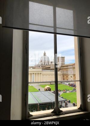 Città del Vaticano, Vaticano - 20 maggio 2019: Cortile del cono Pino (cortile della Pigna) attraverso una finestra dei Musei Vaticani Foto Stock