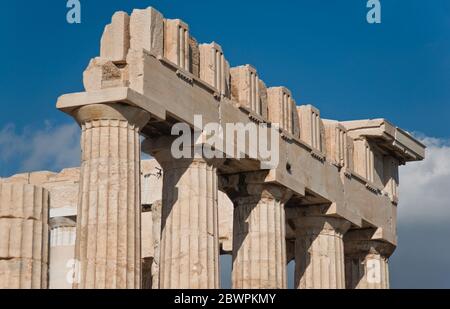 Il Partenone, dettaglio di colonne e capitelli. Acropoli di Atene, Grecia Foto Stock