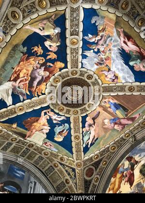 Città del Vaticano, 20 maggio 2019: Pittura di muri e soffitti nei Musei Vaticani Foto Stock