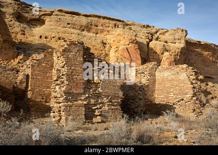 NM00407-00...NUOVO MESSICO - alcune delle poche mura rimaste della grande casa di Wijiji, nel Parco storico Nazionale della Cultura di Chaco, un sito Patrimonio dell'Umanità. Foto Stock