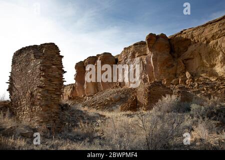 NM00408-00...NUOVO MESSICO - alcune delle poche mura rimaste della grande casa di Wijiji, nel Parco storico Nazionale della Cultura di Chaco, un sito Patrimonio dell'Umanità. Foto Stock