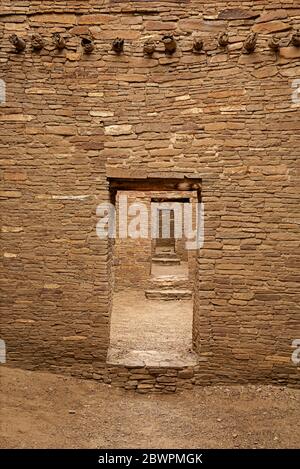 NM00415-00...NUOVO MESSICO - porte in un alto deposito di molti piani al Pueblo Bonito nel Parco storico Nazionale della Cultura di Chaco. Foto Stock