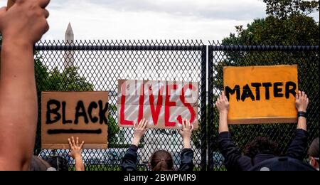 I manifestanti hanno indito la lettura di 'Black Lives Matter' alla White House per protestare contro l'assassinio di George Floyd da parte della polizia, Washington, DC, Stati Uniti Foto Stock
