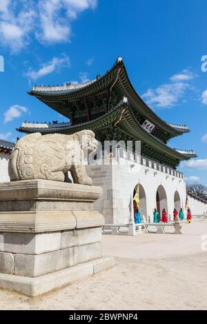 Palazzo Gyeongbokgung, Seoul, Corea del Sud - 27 Febbraio 2020: Statua di Haetae e guardia in costume tradizionale di fronte a Gwanghwamun Foto Stock