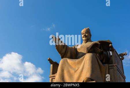 Piazza Gwanghwamun, Seoul, Corea del Sud - 27 Febbraio 2020: Grande statua del Re Sejong con sfondo blu cielo Foto Stock