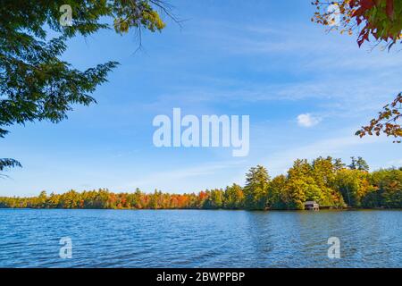 Bei colori autunnali dei boschi circostanti di Lake Echo, Maine, Stati Uniti. Autostrada 17. Foto Stock