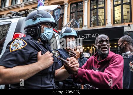 Ufficiali di polizia inginocchiati accanto a un uomo nero a sostegno delle proteste contro la morte di George Floyd durante una protesta a New York City negli Stati Uniti questo Martedì, 02. Le proteste in tutto il paese sono state motivate dopo la morte di George Floyd il 25 maggio, dopo essere stato asfissiato per 8 minuti e 46 secondi dal poliziotto bianco Derek Chauvin a Minneapolis, Minnesota. Credit: Brazil Photo Press/Alamy Live News Foto Stock