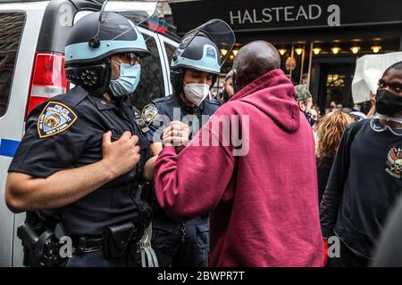 Ufficiali di polizia inginocchiati accanto a un uomo nero a sostegno delle proteste contro la morte di George Floyd durante una protesta a New York City negli Stati Uniti questo Martedì, 02. Le proteste in tutto il paese sono state motivate dopo la morte di George Floyd il 25 maggio, dopo essere stato asfissiato per 8 minuti e 46 secondi dal poliziotto bianco Derek Chauvin a Minneapolis, Minnesota. Credit: Brazil Photo Press/Alamy Live News Foto Stock