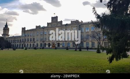 Ucraina, Kiev - 2 giugno 2020. Istituto Politecnico di Kiev in estate. Vista dell'Università tecnica Nazionale di Ucraina Foto Stock