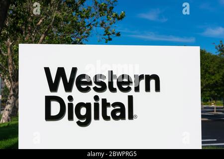 Western Digital firma presso la sede centrale della Silicon Valley, centro high-tech della San Francisco Bay Area - Milpitas, California, USA - 2020 Foto Stock