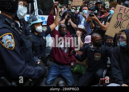 New York, New York, Stati Uniti. 2 Giugno 2020. Ufficiali di polizia inginocchiati accanto a un uomo nero a sostegno delle proteste contro la morte di George Floyd durante una protesta a New York City negli Stati Uniti questo Martedì, 02. Le proteste in tutto il paese sono state motivate dopo la morte di George Floyd il 25 maggio, dopo essere stato asfissiato per 8 minuti e 46 secondi dal poliziotto bianco Derek Chauvin a Minneapolis, Minnesota. Credit: William Volcov/ZUMA Wire/Alamy Live News Foto Stock