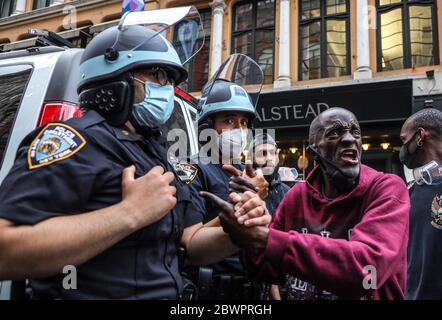 New York, New York, Stati Uniti. 2 Giugno 2020. Ufficiali di polizia inginocchiati accanto a un uomo nero a sostegno delle proteste contro la morte di George Floyd durante una protesta a New York City negli Stati Uniti questo Martedì, 02. Le proteste in tutto il paese sono state motivate dopo la morte di George Floyd il 25 maggio, dopo essere stato asfissiato per 8 minuti e 46 secondi dal poliziotto bianco Derek Chauvin a Minneapolis, Minnesota. Credit: William Volcov/ZUMA Wire/Alamy Live News Foto Stock